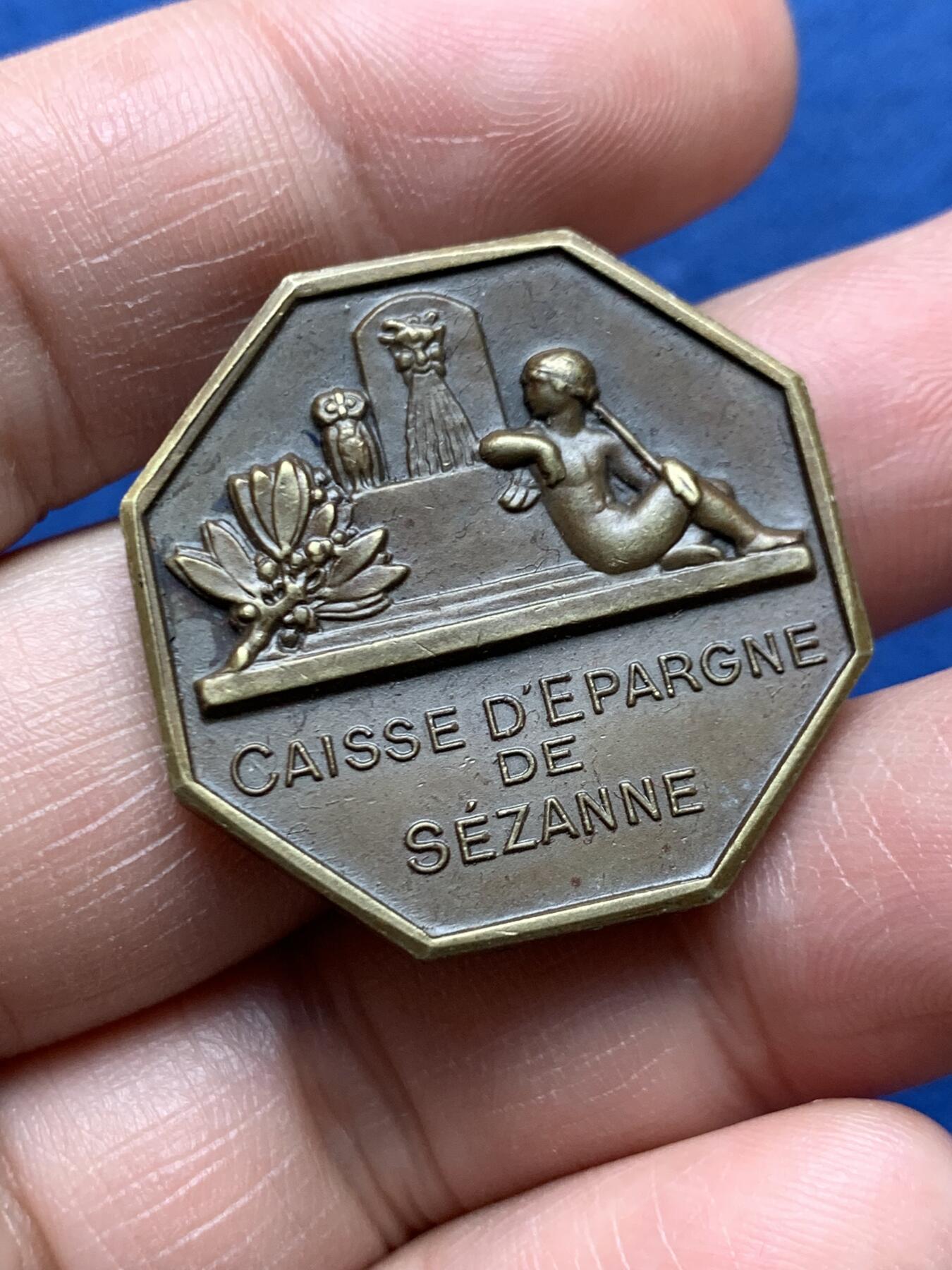 《竞宝斋》第472场 周日，周一，周二 3场连拍 （全场包邮）欢迎送拍 法国塞扎娜储蓄银行八角铜质代币，13.71g，29.8mm，丰饶角边铭