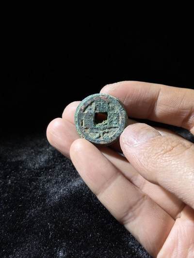 戎马世界章牌大赏，铜钱场 - 开元通宝小筒子，四联，另一侧为元丰通宝