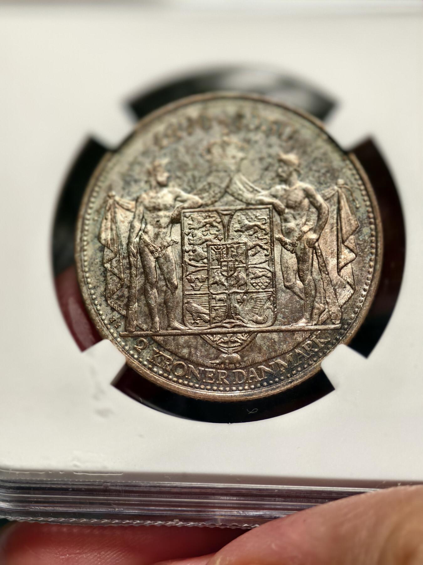 抚柳草堂-第十七期章牌钱币  奖章勋章限时免佣 满百包邮 放漏专场 1930丹麦NGC MS62 2克朗 国王60周年大寿纪念银币 背面浮雕清晰状态一流