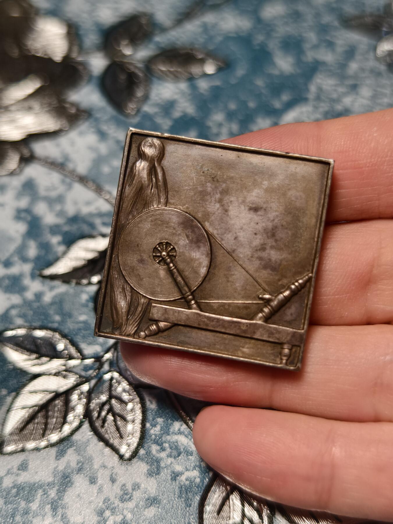 抚柳草堂-第十七期章牌钱币  奖章勋章限时免佣 满百包邮 放漏专场 19世纪末-20世纪初法国鲁贝商会正方形镀银铜章 33.5g 34.8mm边铭丰饶角 非常独特的一枚