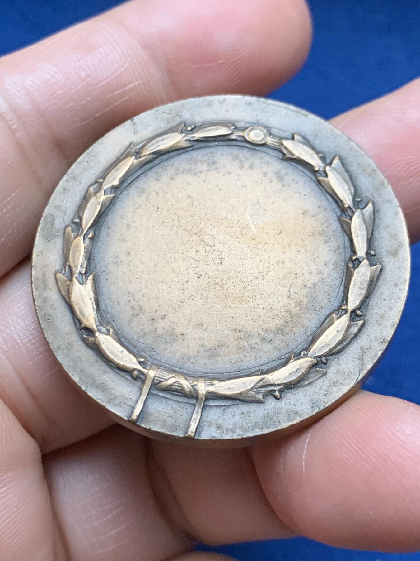 《竞宝斋》第472场 周日，周一，周二 3场连拍 （全场包邮）欢迎送拍 意大利抵抗运动与解放40周年纪念铜章，发行于1985年，用于纪念1945年二战胜利后意大利从法西斯统治下解放。34.95克，40mm。