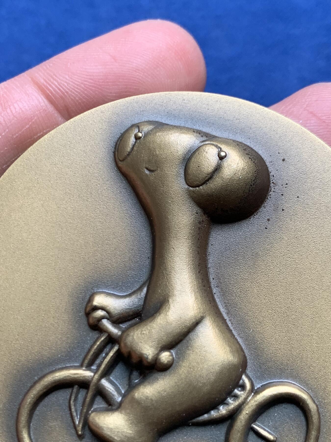 《竞宝斋》第472场 周日，周一，周二 3场连拍 （全场包邮）欢迎送拍 葡萄牙2008世博会纪念铜章，59.6mm，重约88g，原盒