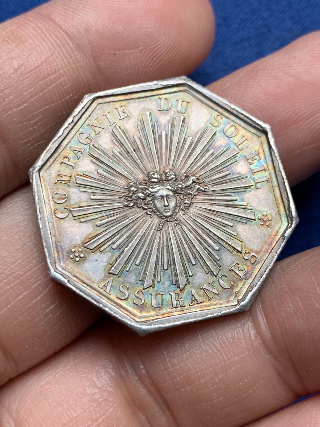 《竞宝斋》第472场 周日，周一，周二 3场连拍 （全场包邮）欢迎送拍 法国JETON银质八角，拿破仑三世头像太阳保险公司，直径30.7毫米，克重15.03，边铭：蜜蜂+argent