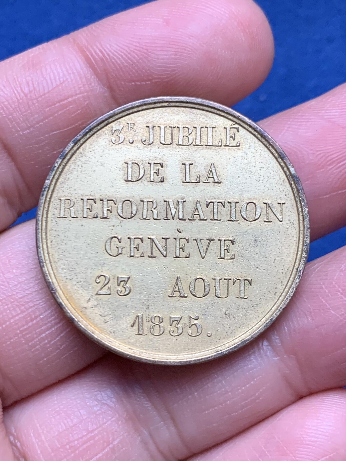 《竞宝斋》第472场 周日，周一，周二 3场连拍 （全场包邮）欢迎送拍 1835年瑞士日内瓦宗教改革第三次禧年纪念章，是新教历史与日内瓦宗教文化的重要实物，少见镀金版本。18.85克，33.3mm。