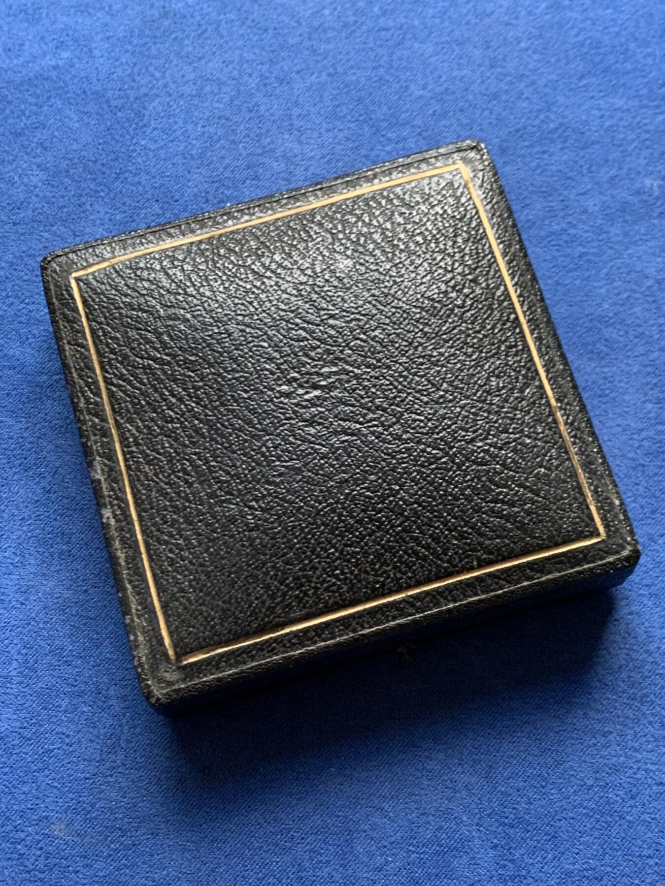 《竞宝斋》第472场 周日，周一，周二 3场连拍 （全场包邮）欢迎送拍 英国1903年边境联盟协会展览银章，74.9g，56.5mm，含银925，带原盒