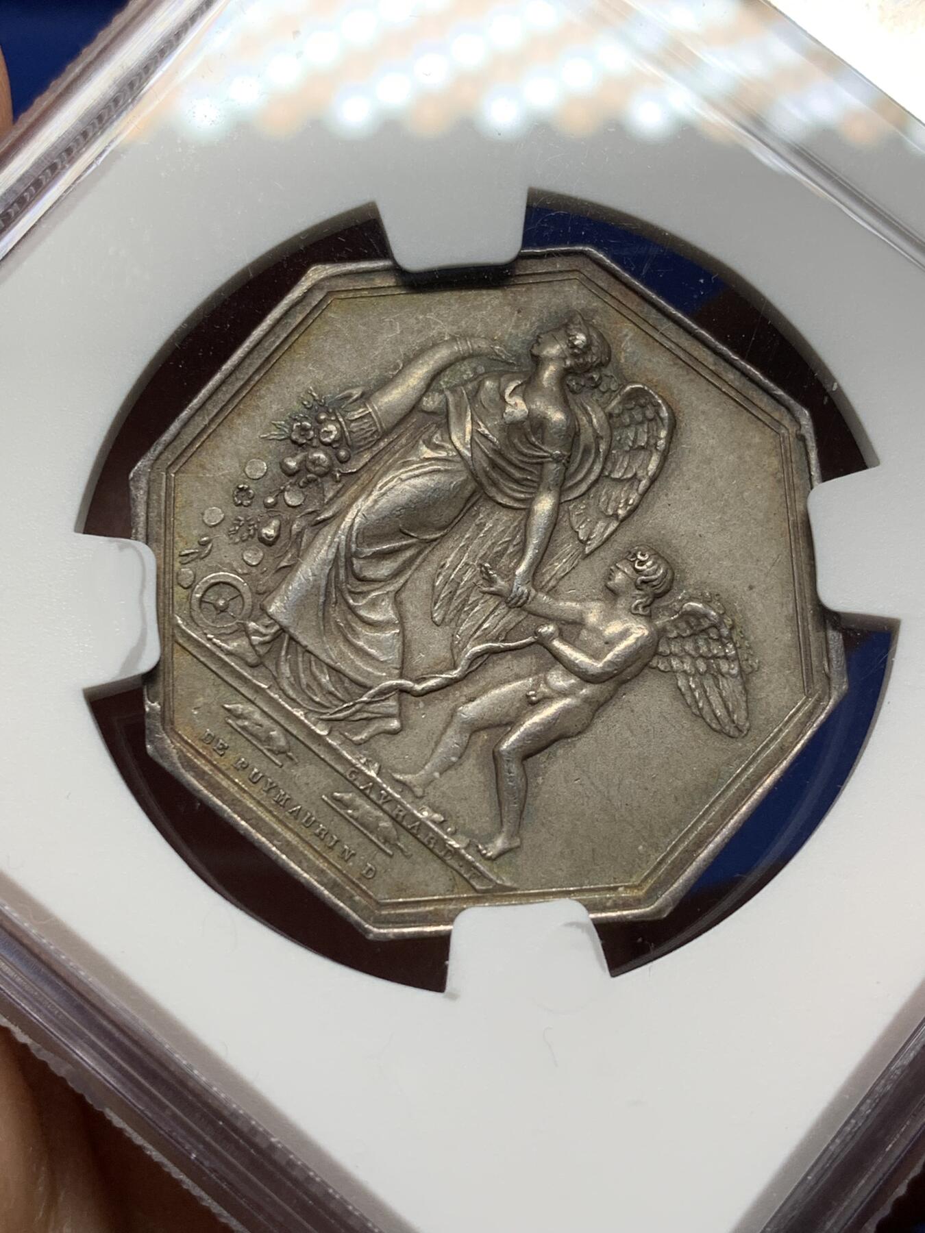 《竞宝斋》第472场 周日，周一，周二 3场连拍 （全场包邮）欢迎送拍 NGC MS62 法国双面神雅努斯婚姻爱情题材八角银质jeton，命运之神摩伊赖牵着丘比特：爱情被命运牵着，蒙住了眼睛