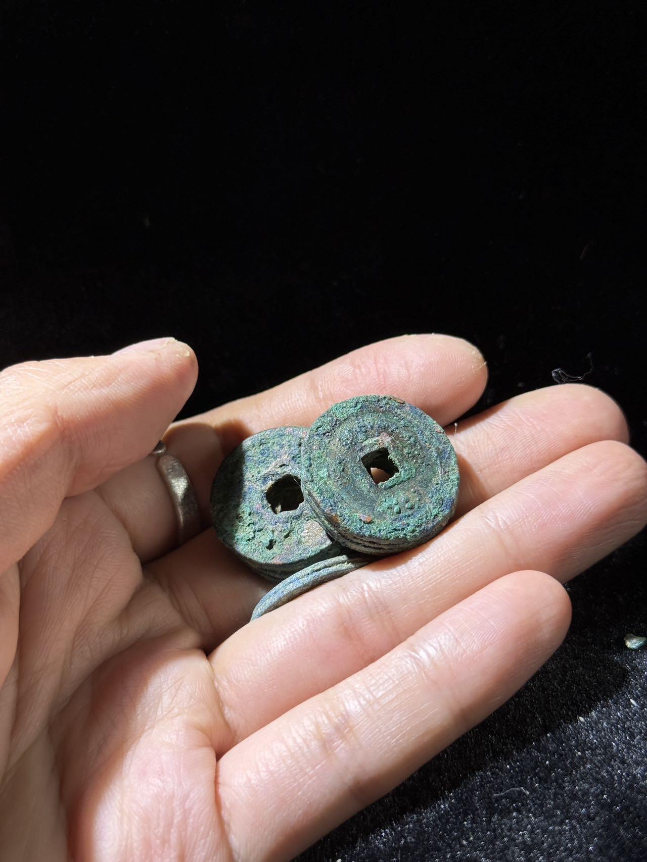 戎马世界章牌大赏，铜钱场 宋钱小筒子一组，二联加两个四联