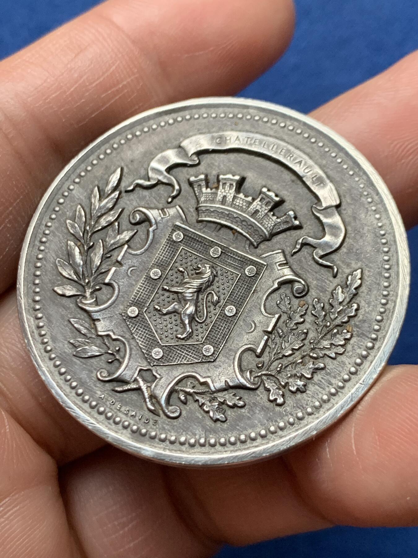 《竞宝斋》第472场 周日，周一，周二 3场连拍 （全场包邮）欢迎送拍 法国沙泰勒罗储蓄银行银章，32.52g，41.3mm，边铭：野猪头+菱形argent，有轻磕