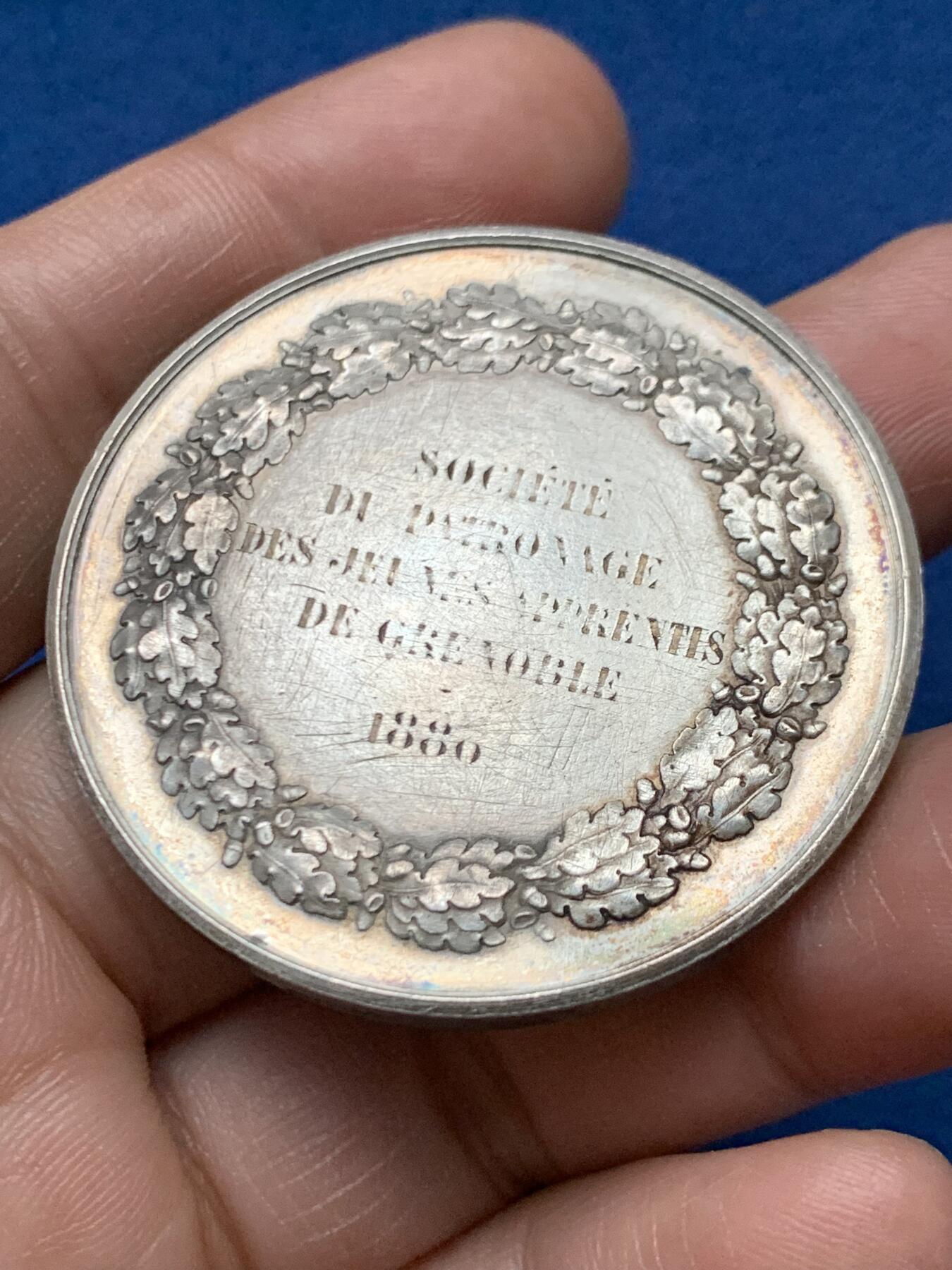 《竞宝斋》第472场 周日，周一，周二 3场连拍 （全场包邮）欢迎送拍 法国A.Dubois 格勒诺布尔童工、青年保护协会银章，49g，45.2mm，1879年仅铸造一个月的烟斗边铭