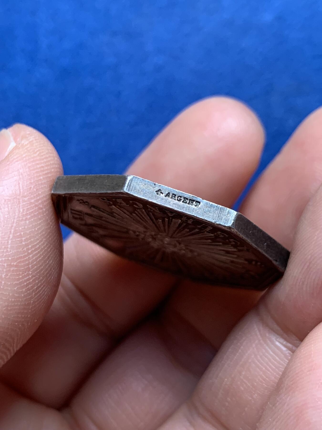 《竞宝斋》第472场 周日，周一，周二 3场连拍 （全场包邮）欢迎送拍 法国JETON银质八角，拿破仑三世头像太阳保险公司，直径30.7毫米，克重15.03，边铭：蜜蜂+argent