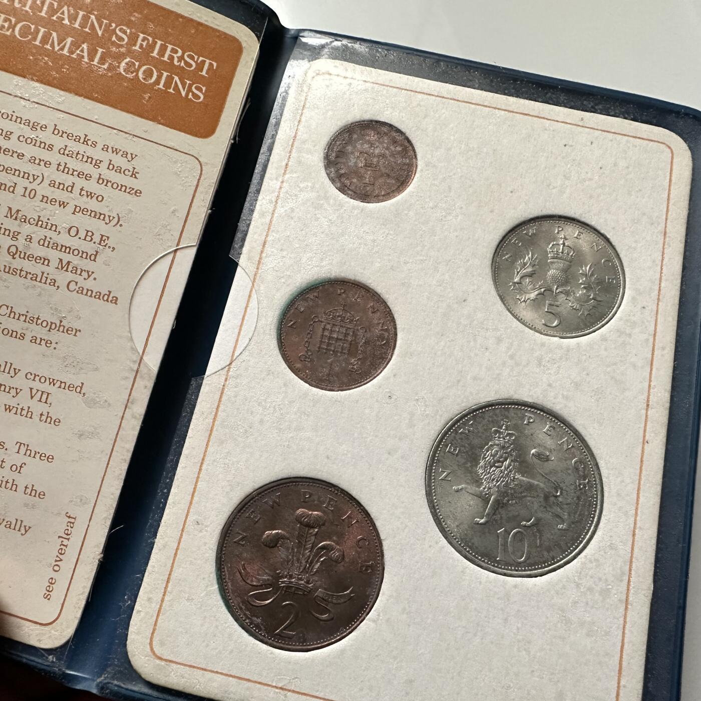 🌹外币初藏🌹🐯2026年第30场   每周二四六晚8️⃣点 接代拍 英国新便士5枚套原装册 b