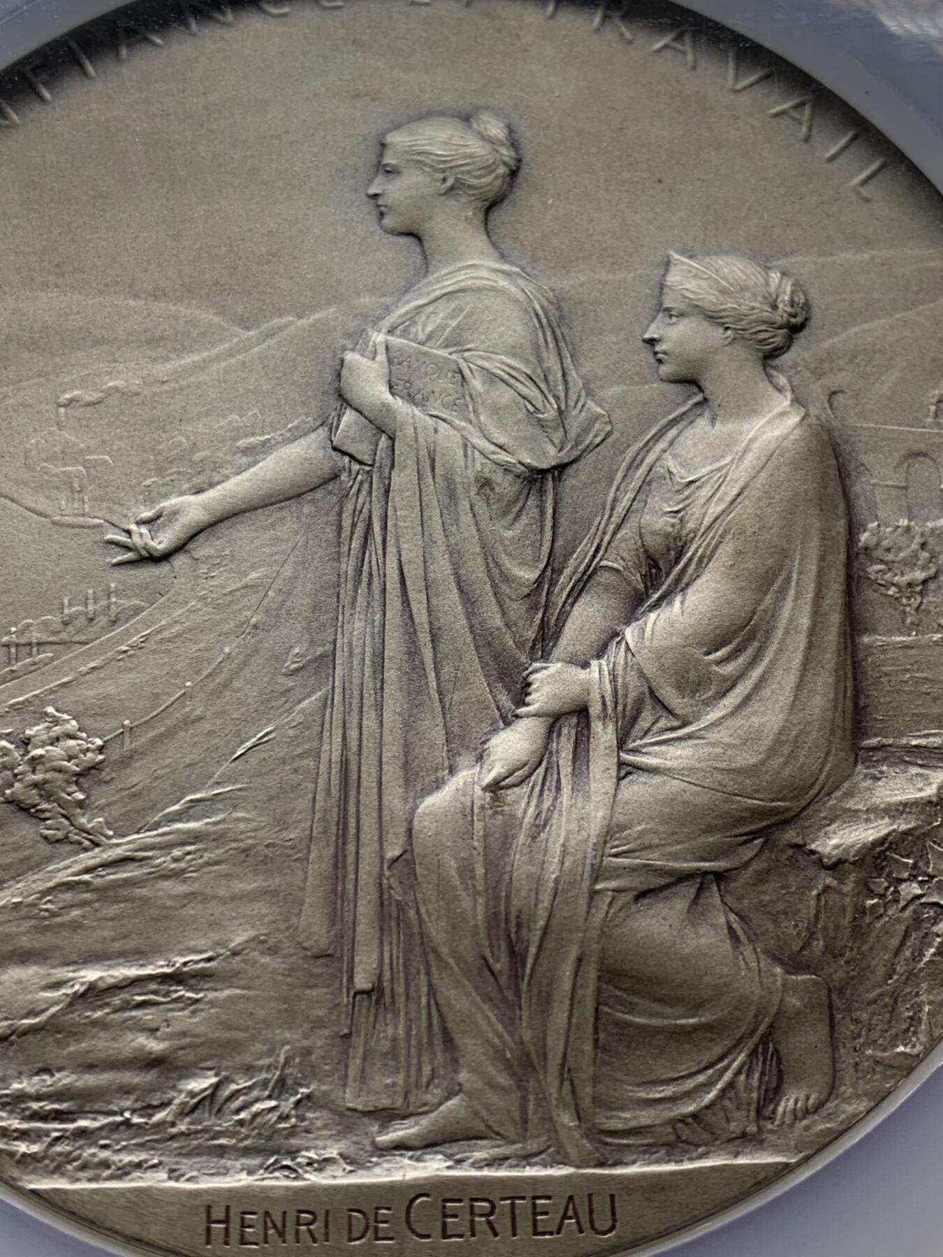 《竞宝斋》第472场 周日，周一，周二 3场连拍 （全场包邮）欢迎送拍 NGC MS63 法兰西银行百年纪念大银章 奥斯卡·罗蒂大师的扛鼎之作 名品法百 加大加厚盒装 法章不可或缺藏品