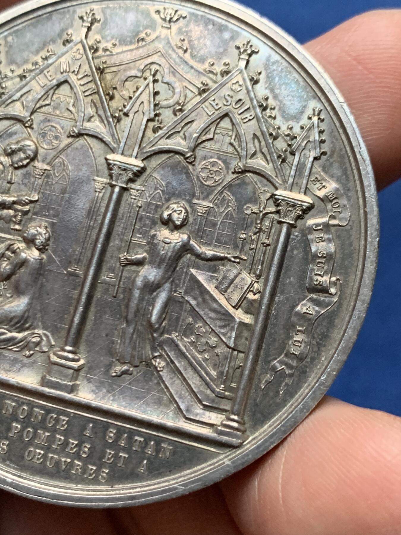 《竞宝斋》第472场 周日，周一，周二 3场连拍 （全场包邮）欢迎送拍 法国洗礼、圣餐和坚信礼银章，60.55g，51mm，蜜蜂边铭