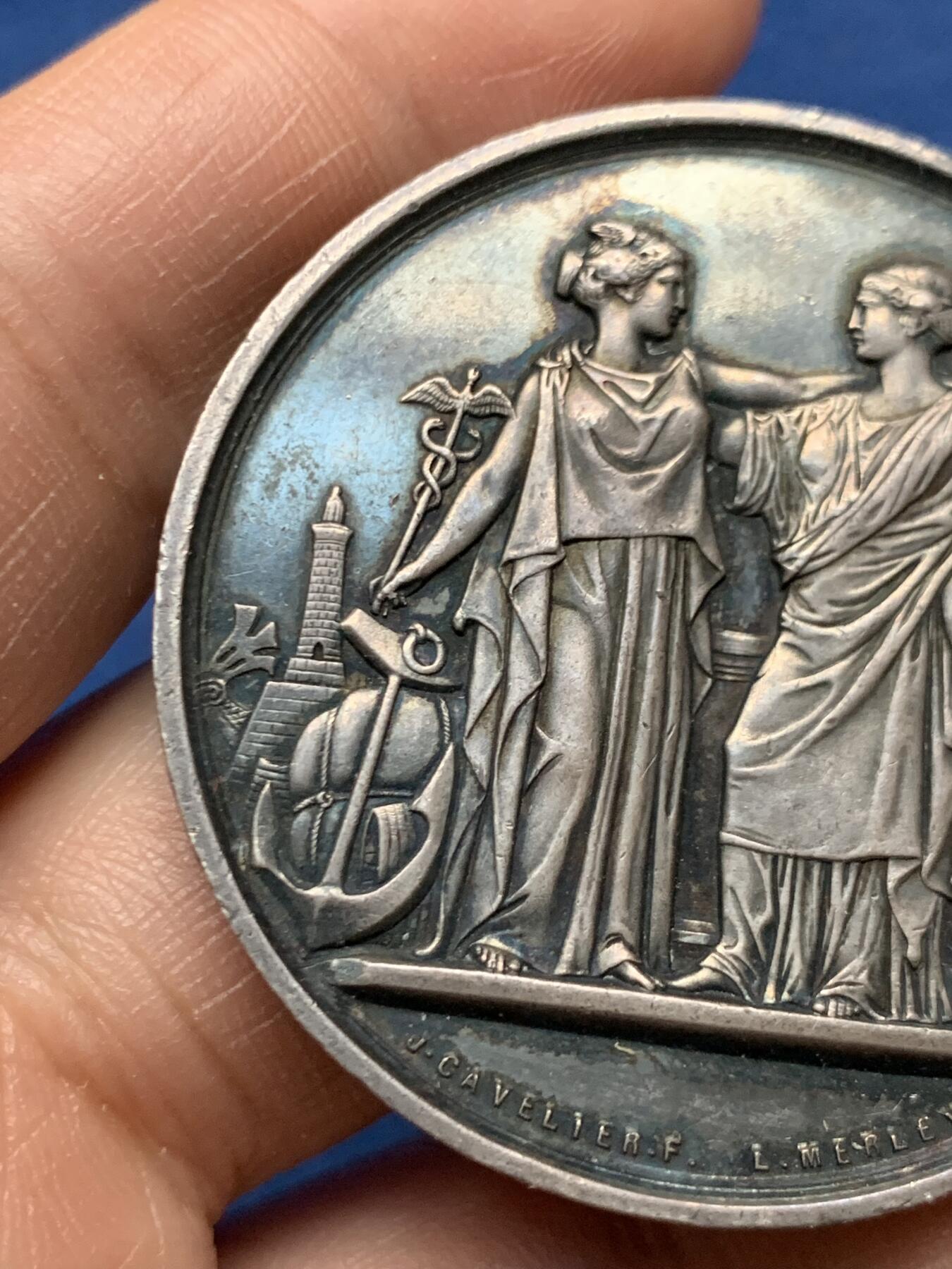 《竞宝斋》第472场 周日，周一，周二 3场连拍 （全场包邮）欢迎送拍 法国巴黎国家商会银章，组成法国巴黎银行的四家银行之一，43.5g，45.1mm，1879年仅铸造一个月的烟斗边铭