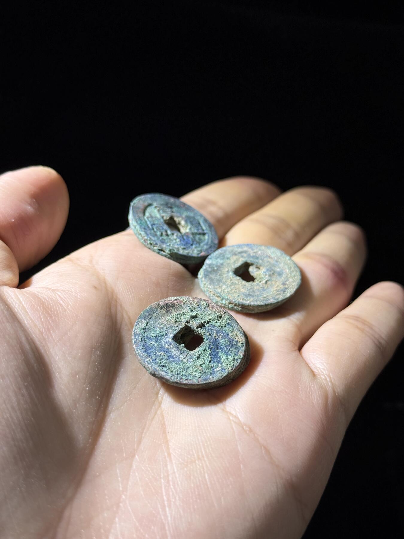 戎马世界章牌大赏，铜钱场 宋小平钱筒子一组，两个二联一个三联