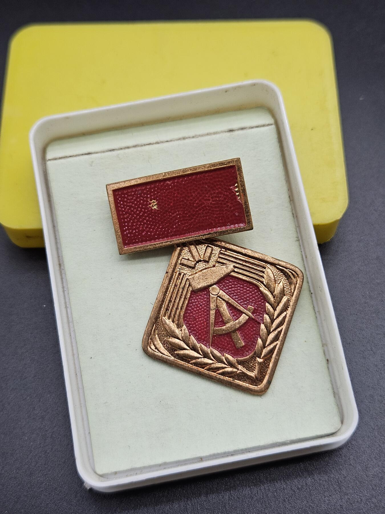 0元起拍勋章 第340期 咸鱼国勋章拍卖专场 3月22日（周日）下午6：00开始 东德劳动奖章带盒 早期上挂