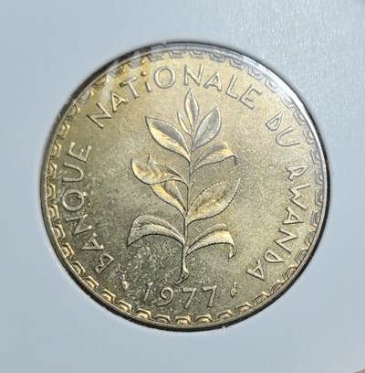 外国优质老铜币银币苏联纪念章，每周六晚九点倒数截拍，满百包邮可寄存，持续收拍 - 卢旺达1977年50法郎铜币，正面为卢旺达国徽与橄榄枝，背面以茶叶枝叶象征国家经济作物，见证了卢旺达独立后的货币体系与农业特色。