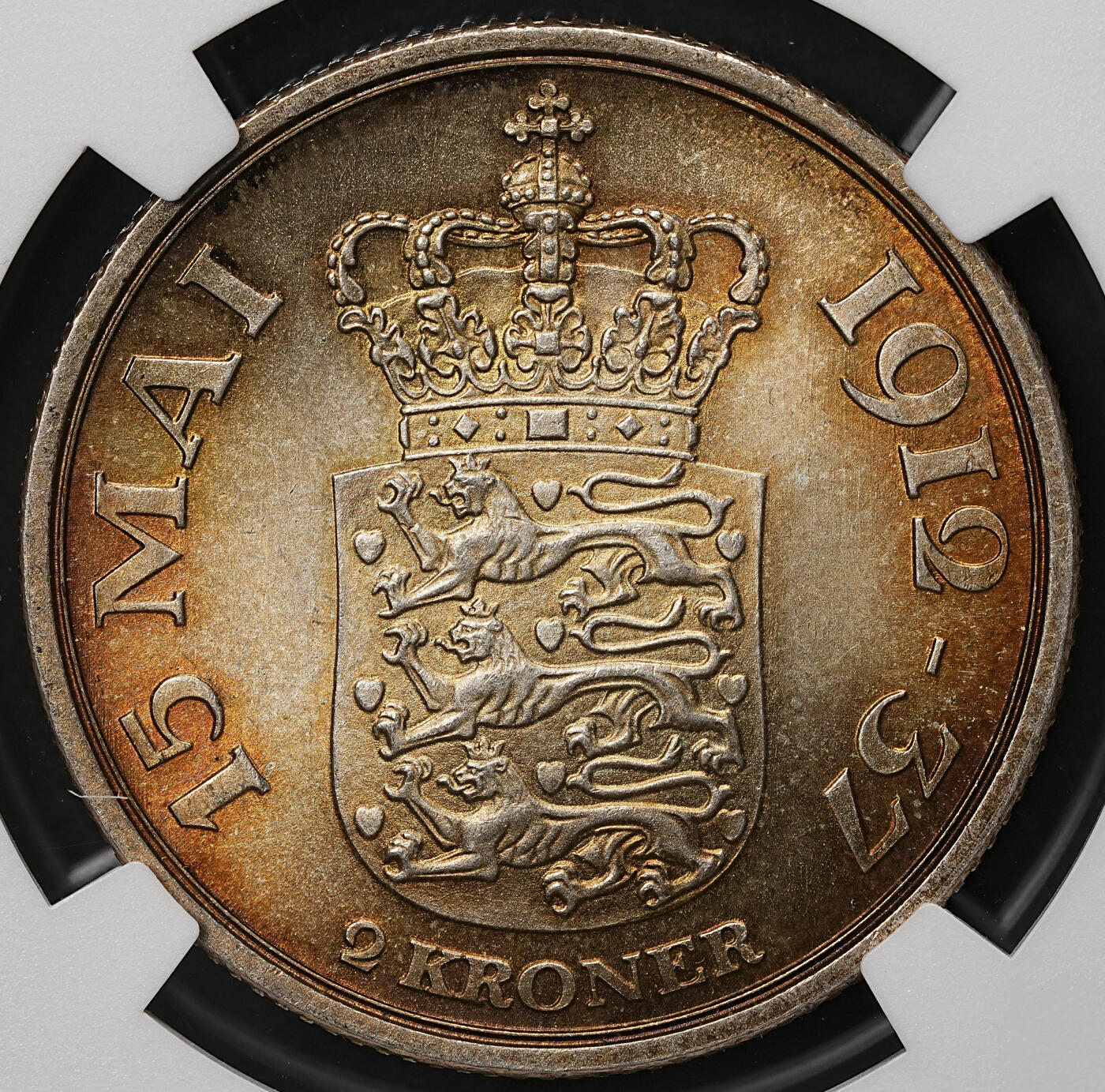 修遠堂世界钱币第108期 NGC MS66 1937年丹麦国王登基25周年纪念2克朗银币，少见红彩