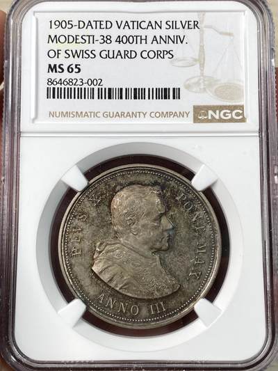 万国钱币拍卖第063期 - NGC MS65 1905年梵蒂冈教皇国庇护十世时期瑞士近卫队成立四百周年纪念银章 原味天鹅绒五彩裹身 浮雕极美镜面精铸 背面西克斯图斯四世和尤利乌斯二世及庇护十世纹章 值得一提的是根据老藏家标签显示此枚银章刚好来自于当年瑞士近卫队队长的旧藏 极富历史意义的藏品