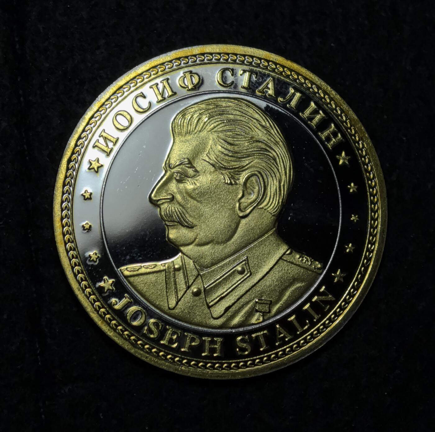外国优质老铜币银币苏联纪念章，每周六晚九点倒数截拍，满百包邮可寄存，持续收拍 斯大林精制纪念章，直径34.8mm，重量19克，正面斯大林军装像威严庄重，俄英双语标注彰显国际视角，背面苏联国徽与麦穗纹饰承载红色记忆，工艺精致，是极具苏联历史与红色收藏价值的纪念佳品。