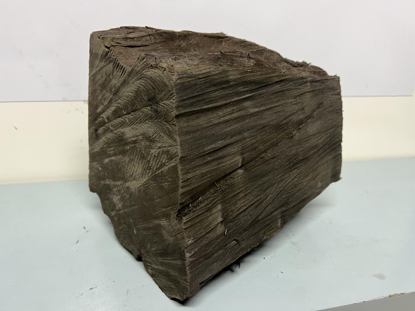 零元拍：满金丝祖母绿级别 阴沉木 金丝楠墩子老料 做凳子 做茶台  做雕件 满肉满金丝 果香满满 尺寸：20/19/24CM。8.7公斤。