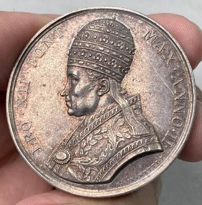 万国钱币拍卖第063期 -  1825年梵蒂冈教皇国里奥十二世纪念圣年大银章 高浮雕教皇侧像 背面为里奥十二世在罗马圣伯多禄大殿开启圣门的场景 极其繁复精美 42mm 32.6g