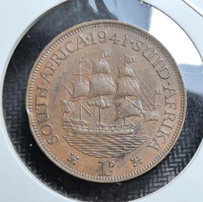 外国优质老铜币银币苏联纪念章，每周六晚九点倒数截拍，满百包邮可寄存，持续收拍 - 南非1941年 1 便士铜币，属二战时期英联邦货币，正面乔治六世肖像彰显帝国权威，背面荷兰东印度公司帆船纹饰见证殖民航海史，英阿双语铭文兼具历史厚重感与异域风情，是非洲殖民钱币收藏的经典入门品。
