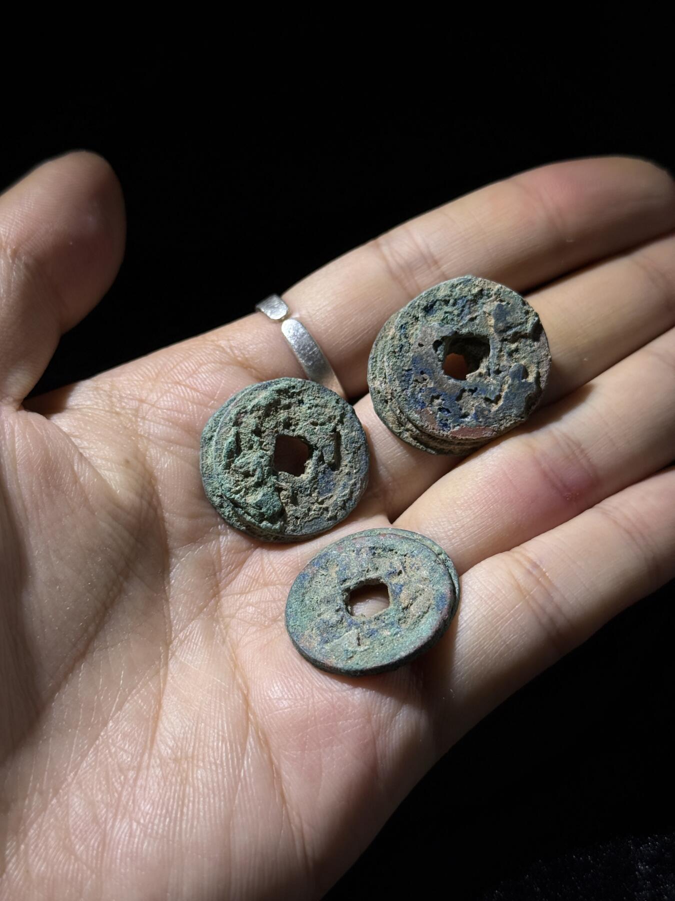 戎马世界章牌大赏，铜钱场 宋小平钱筒子一组，两个二联一个三联