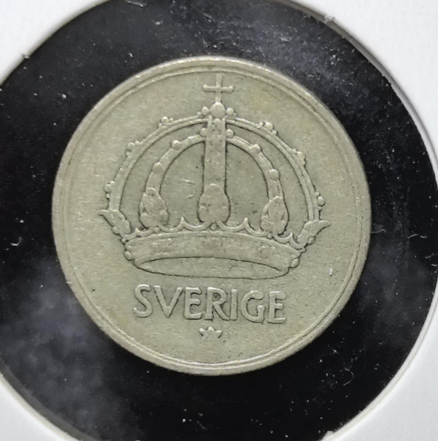 外国优质老铜币银币苏联纪念章，每周六晚九点倒数截拍，满百包邮可寄存，持续收拍 瑞典1944年10欧尔银币。正面为瑞典王冠国徽，背面标注面值与年份，是瑞典战时经济与货币史的实物见证