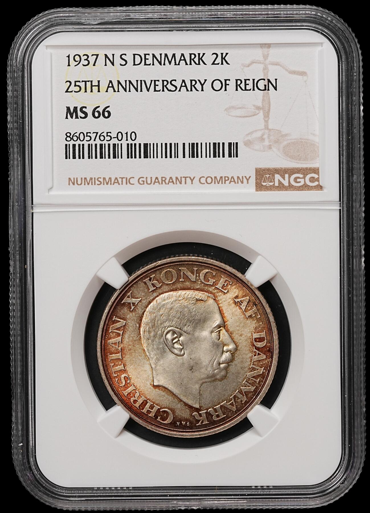 修遠堂世界钱币第108期 NGC MS66 1937年丹麦国王登基25周年纪念2克朗银币，少见红彩