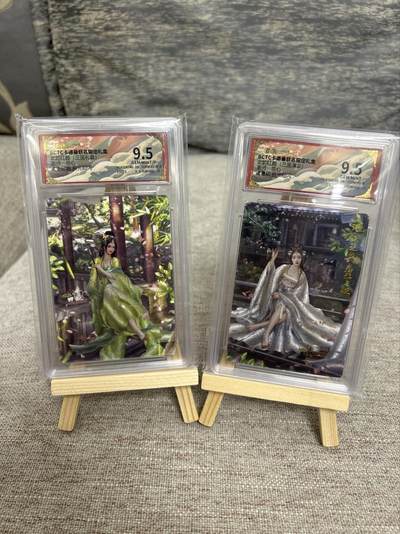 喜灰玩卡拍卖第五期，接拍品0佣金，欢迎送拍，释放现金流，让自己有资金可以购买更多喜欢的卡牌，让别的卡友能淘到更多心仪的卡牌 - 卡德曼三国 兰心老师绘 太史昭容、诸葛婉 折光粗闪  一组两张