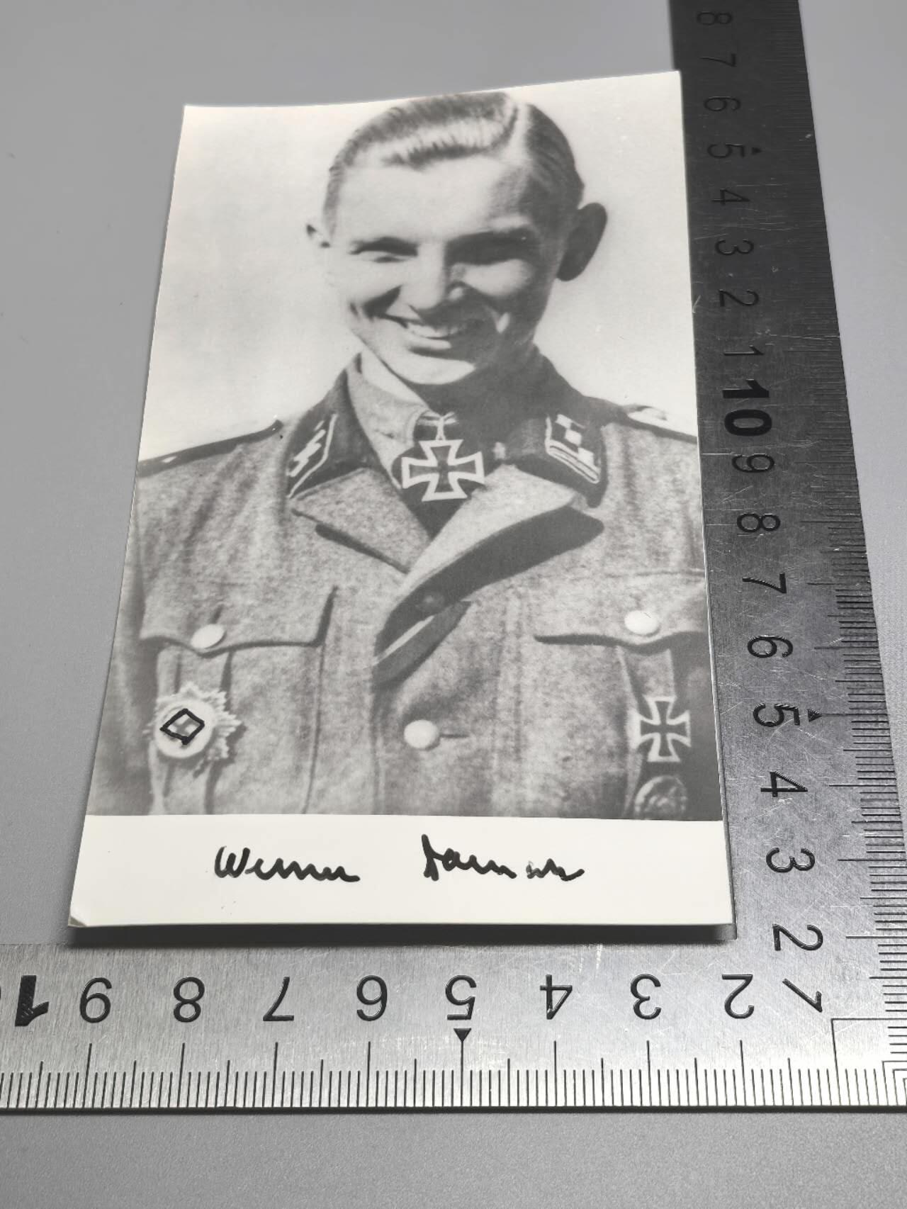 小驴勋章奖章收藏3月21日周六晚六点拍卖（珍爱和平，收藏战争，铭记历史，勿忘国耻，忠党爱国。有偿代拍，送拍规则在简介最后，参拍须阅读规则后再参拍，关系到运费包装发货时效真假辨别等关键信息，拍卖时不再发原图，看大图店主微信码在拍卖店铺介绍里） 青年团师骑士铁十字勋章获得者维尔纳·达姆施（Werner Damsch）战后签名照，DK上方框是笔画的不是打码