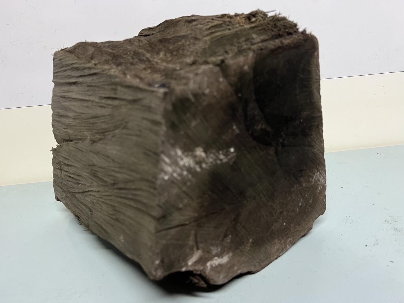 零元拍：满金丝祖母绿级别 阴沉木 金丝楠墩子老料 做凳子 做茶台  做雕件 满肉满金丝 果香满满 尺寸：20/19/24CM。8.7公斤。