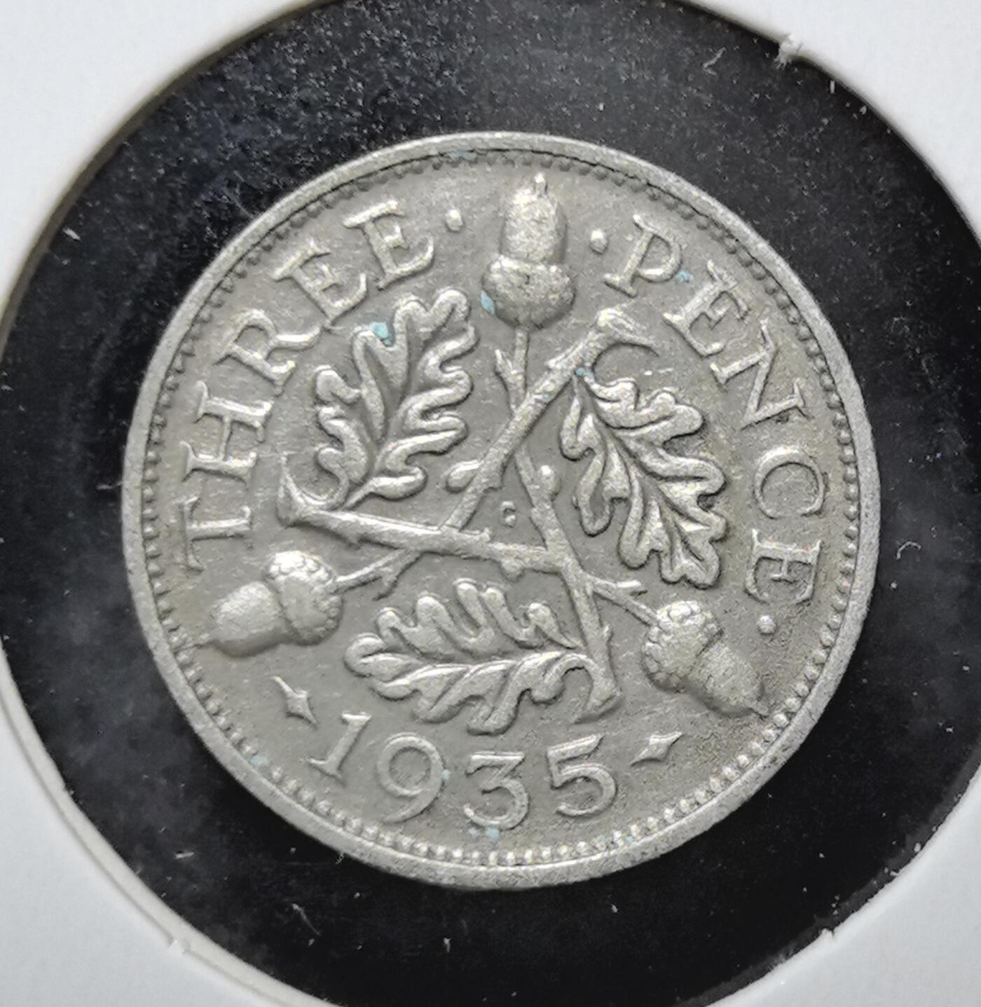 外国优质老铜币银币苏联纪念章，每周六晚九点倒数截拍，满百包邮可寄存，持续收拍 英国乔治五世1935年3便士银币，面值微小却工艺精致。正面为国王头像，背面是王冠与面值，属英联邦传统辅币。