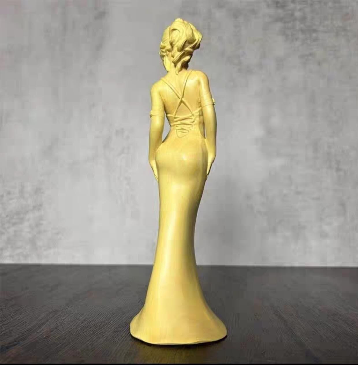 黄杨木优雅少女摆件