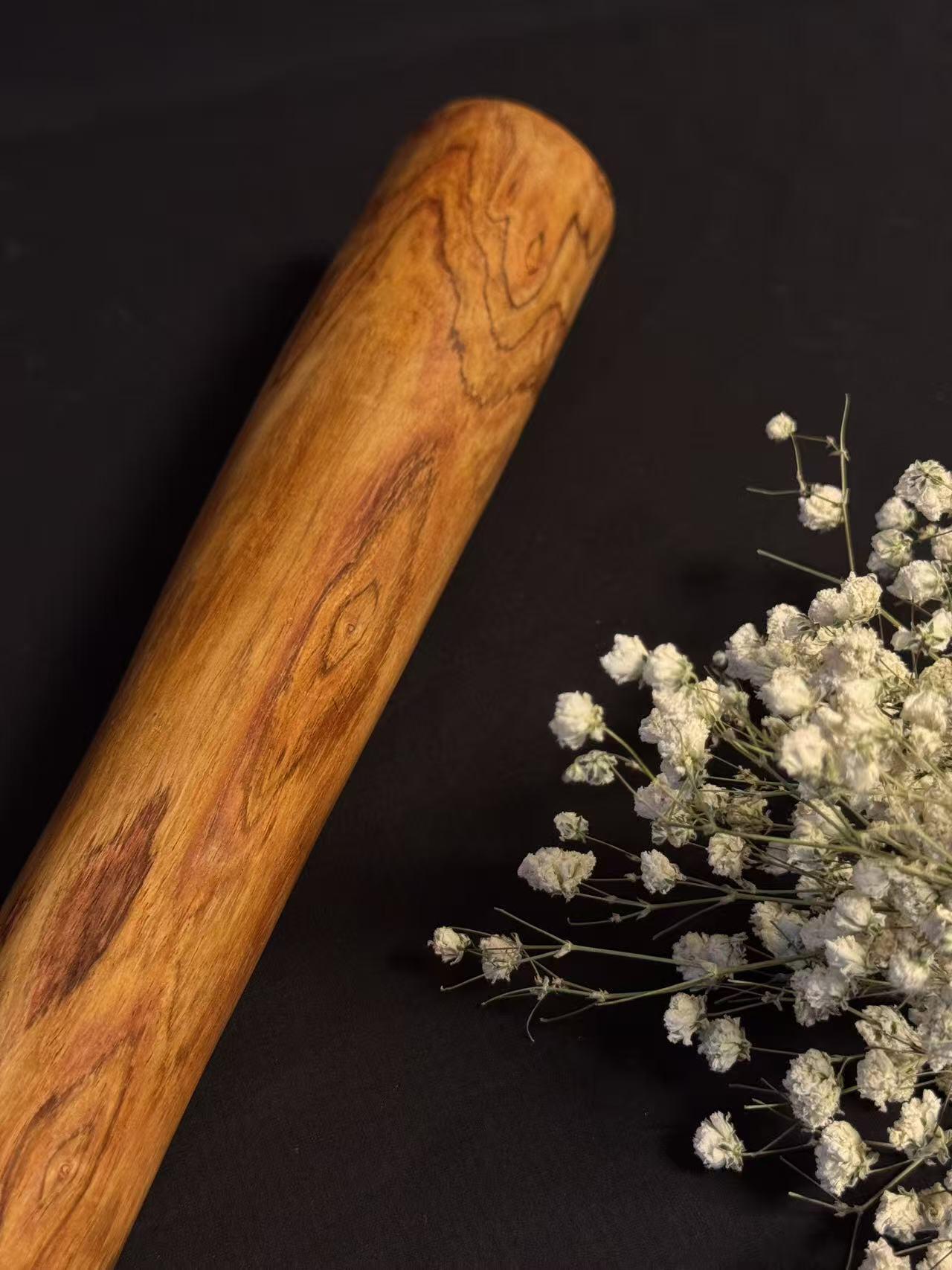 零元拍：NO.27终于在节前收到这批送出去加工的海南黄花梨随型把玩棍横财，这也许就是玩木头的乐趣吧，每一个花纹都独一无二，是自然与匠心的完美邂逅。 它保留了木材最本真的曲线，每一处起伏都像是时光在木头上留下的指纹。尺寸：49.5/6.2/5MM