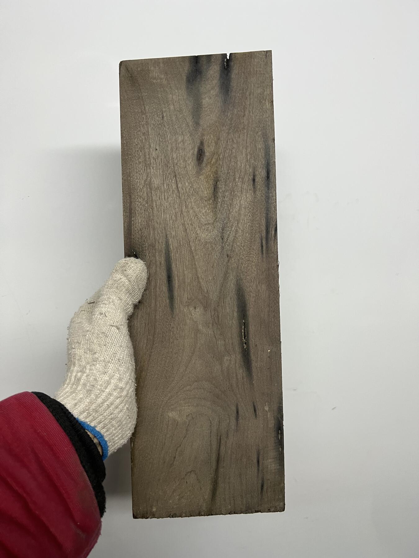 零元拍：NO.6金丝楠阴沉料，切镇尺做牌子，无需打磨就已经金光闪闪。切牌子，做镇尺，干泡台。满金丝药香，尺寸约：38/12.7/3.8CM。