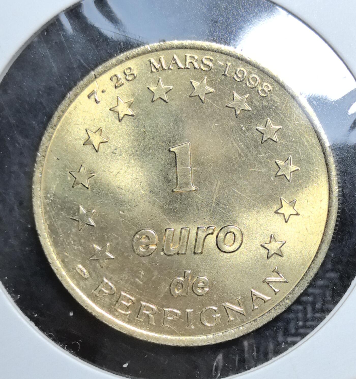 外国优质老铜币银币苏联纪念章，每周六晚九点倒数截拍，满百包邮可寄存，持续收拍 法国1998 年佩皮尼昂地区 1 欧元纪念币，正面标注城市活动日期与欧元符号，背面刻加泰罗尼亚风格城堡，双语铭文凸显地域文化，是欧洲城市纪念代币收藏的小众特色品。