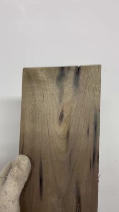 零元拍：NO.6金丝楠阴沉料，切镇尺做牌子，无需打磨就已经金光闪闪。切牌子，做镇尺，干泡台。满金丝药香，尺寸约：38/12.7/3.8CM。