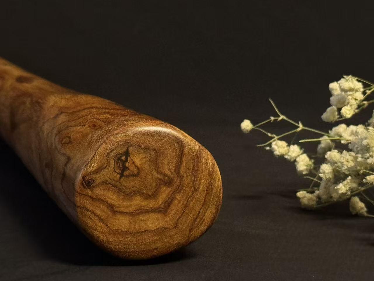 零元拍：NO.27终于在节前收到这批送出去加工的海南黄花梨随型把玩棍横财，这也许就是玩木头的乐趣吧，每一个花纹都独一无二，是自然与匠心的完美邂逅。 它保留了木材最本真的曲线，每一处起伏都像是时光在木头上留下的指纹。尺寸：49.5/6.2/5MM