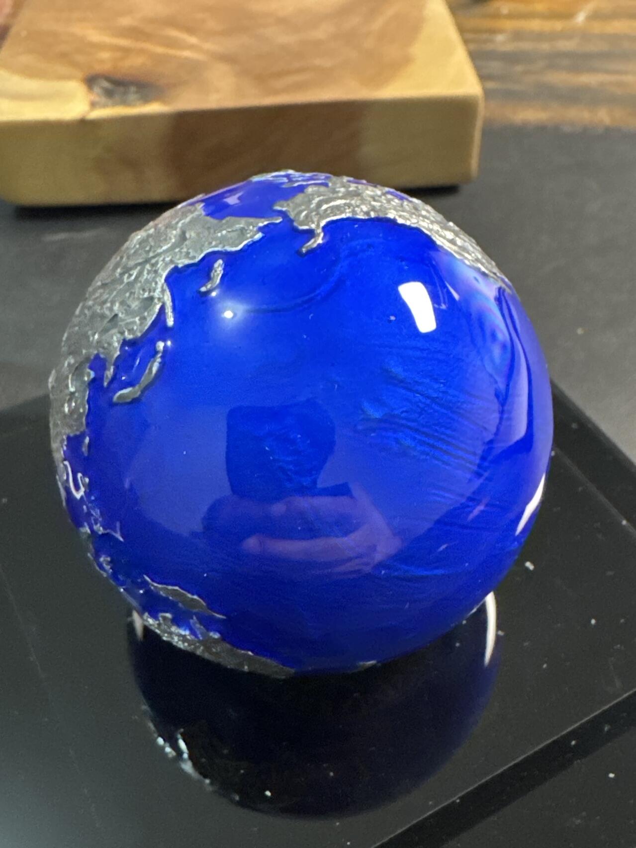 ❤️【币观天下】❤️ 第345期钱币拍卖场- 2026.3.20周五晚上6点半场 长期征集拍品  2021年巴巴多斯5元仿古蓝色珐琅球形银币 蓝色珠子-地球在晚上 3盎司999银 发行量：999 盒证全