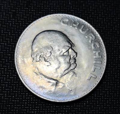 外国优质老铜币银币苏联纪念章，每周六晚九点倒数截拍，满百包邮可寄存，持续收拍 - 英国1965年丘吉尔纪念克朗币，为纪念二战领袖丘吉尔逝世而发行，正面伊丽莎白二世头像彰显英联邦身份，背面丘吉尔肖像承载二战历史记忆，是英国近代纪念币的经典政治题材藏品。