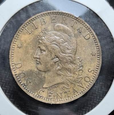 外国优质老铜币银币苏联纪念章，每周六晚九点倒数截拍，满百包邮可寄存，持续收拍 - 极美品阿根廷1893年2 分铜币，正面国徽以太阳、自由之帽与橄榄枝象征南美独立精神，背面 “自由女神” 头像与 “LIBERTAD” 口号彰显共和理念，是见证阿根廷近代崛起、极具南美风情的入门收藏经典。