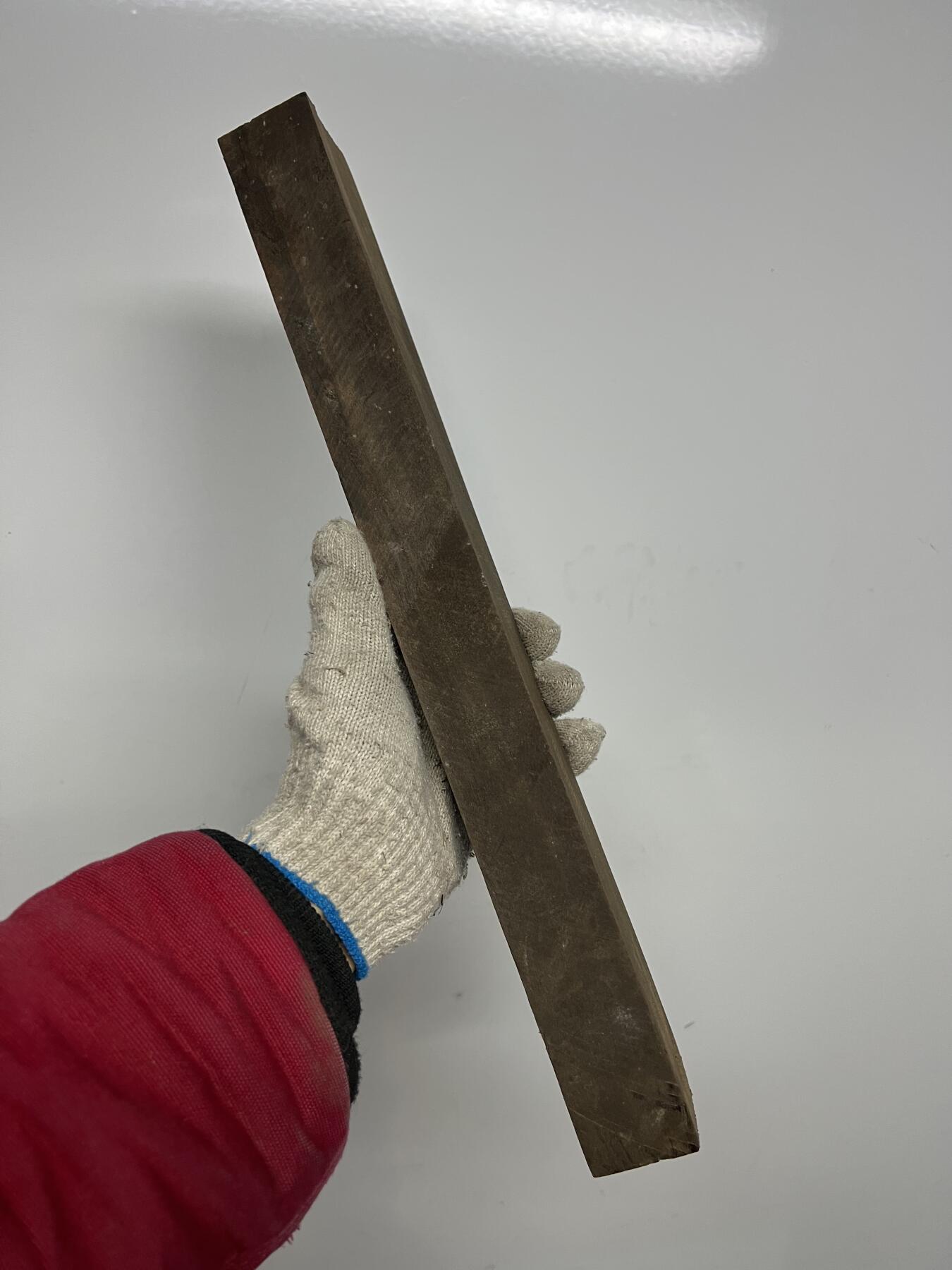 零元拍：NO.3金丝楠阴沉料，切镇尺做牌子，无需打磨就已经金光闪闪。切牌子，做镇尺，干泡台。满金丝药香，尺寸约：40/5/3.7CM。