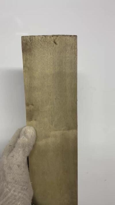 零元拍：NO.7金丝楠阴沉料，切镇尺做牌子，无需打磨就已经金光闪闪。切牌子，做镇尺，干泡台。满金丝药香，尺寸约：33.6/8.5/3.5CM。