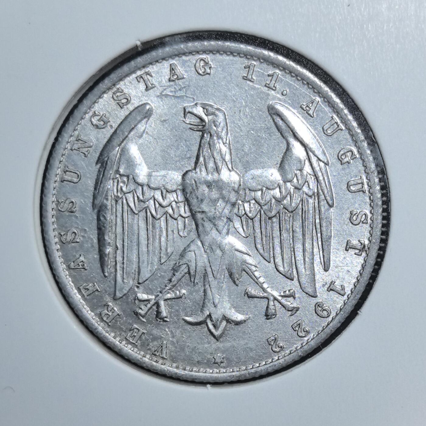 外国优质老铜币银币苏联纪念章，每周六晚九点倒数截拍，满百包邮可寄存，持续收拍 魏玛共和国1922年3马克，为纪念魏玛宪法颁布而发行，正面帝国鹰威严庄重，见证德国战后民主尝试，是魏玛时期钱币收藏的经典代表。