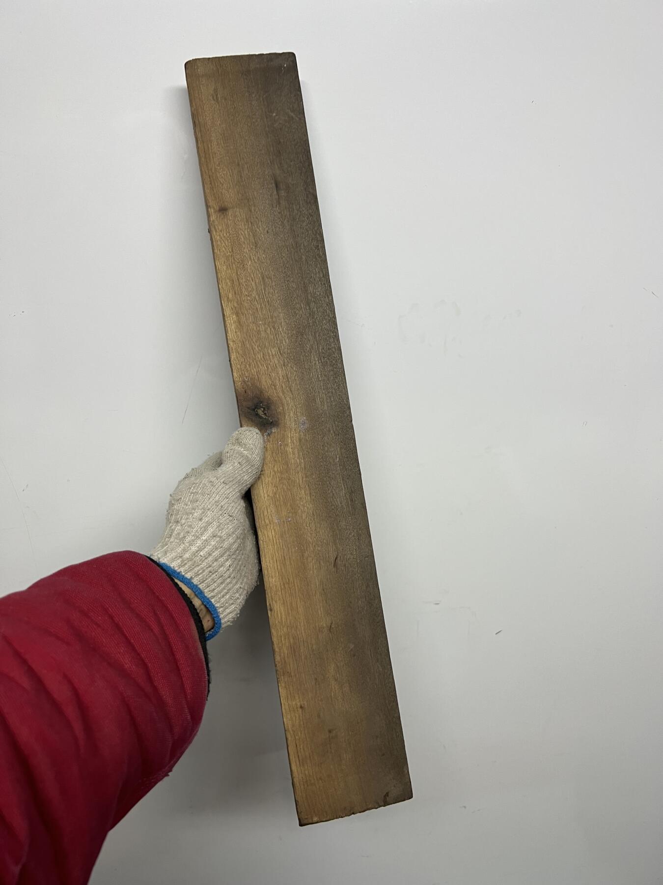 零元拍：NO.1金丝楠阴沉料，切镇尺做牌子，无需打磨就已经金光闪闪。切牌子，做镇尺，干泡台。满金丝药香，尺寸约：55/8/3.6CM。