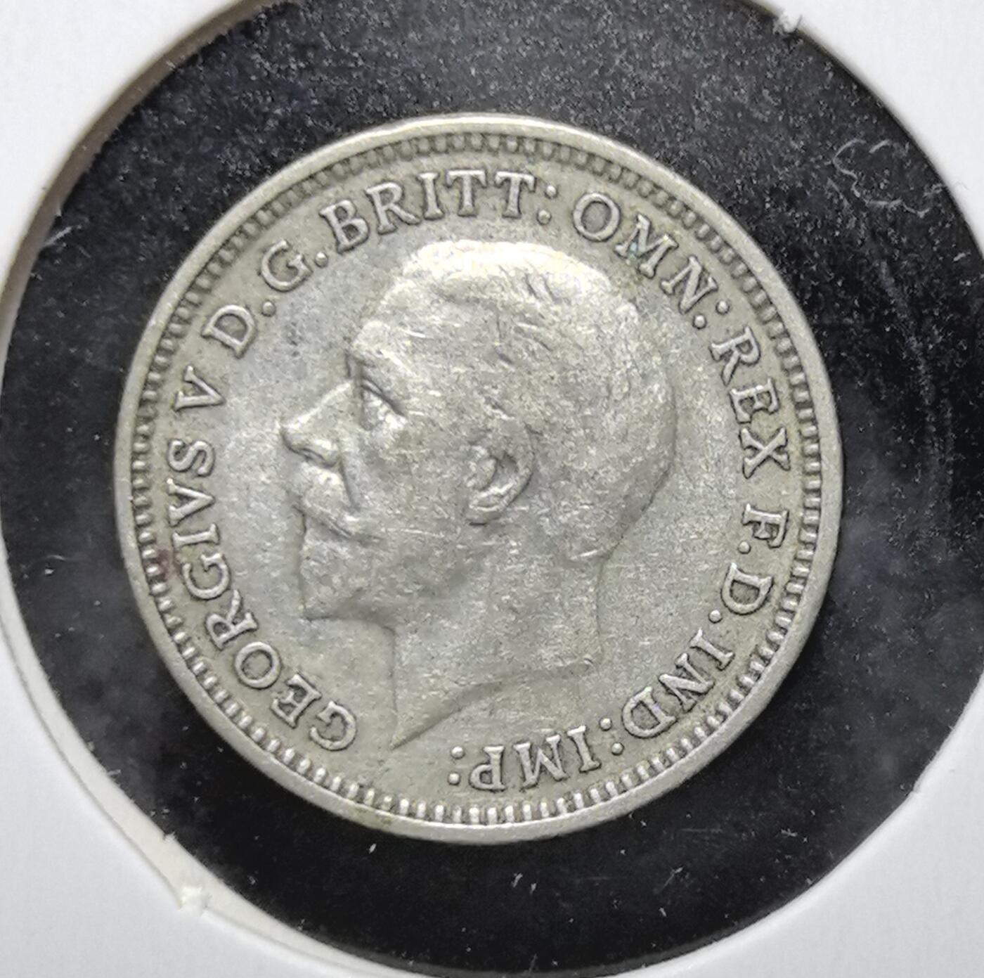 外国优质老铜币银币苏联纪念章，每周六晚九点倒数截拍，满百包邮可寄存，持续收拍 英国乔治五世1931年3便士银币，面值微小却工艺精致。正面为国王头像，背面是王冠与面值，属英联邦传统辅币。