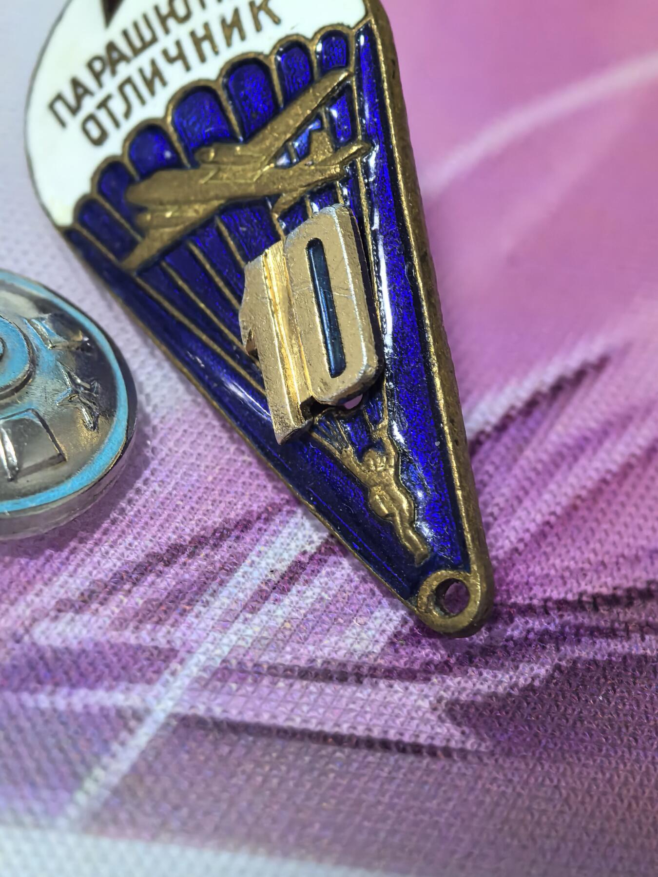 苏联勋章奖章拍卖 本次有亚捏，苏联艺术家，2次英雄的奖状，国际运动员全套等好货 不要错过 3月20日晚上九点结束在麦稀奇 找不到的加我qq或者微信都是184277308备注苏章拍卖。