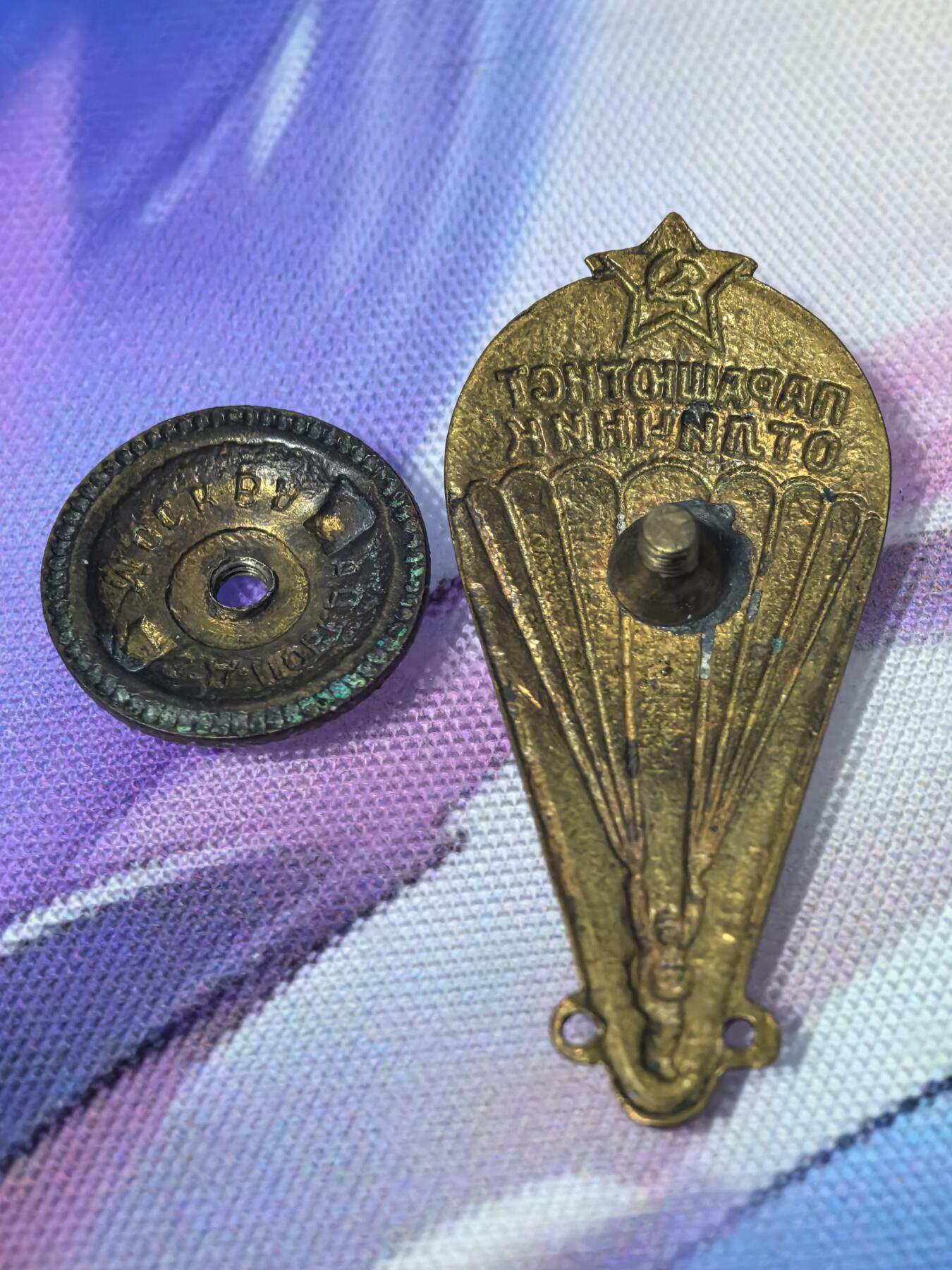 苏联勋章奖章拍卖 本次有亚捏，苏联艺术家，2次英雄的奖状，国际运动员全套等好货 不要错过 3月20日晚上九点结束在麦稀奇 找不到的加我qq或者微信都是184277308备注苏章拍卖。